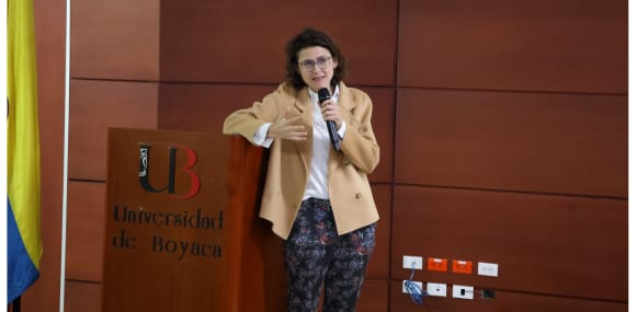 La editora Catalina Olguín Jaramillo durante su intervención en el Encuentro de Humanidades Digitales.